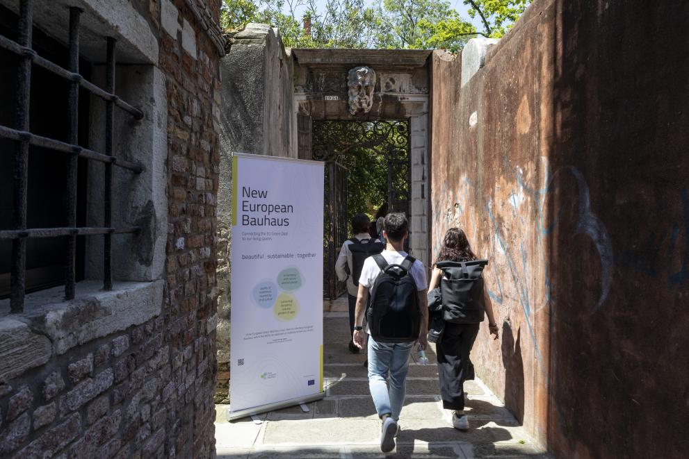 Day1 students arriving