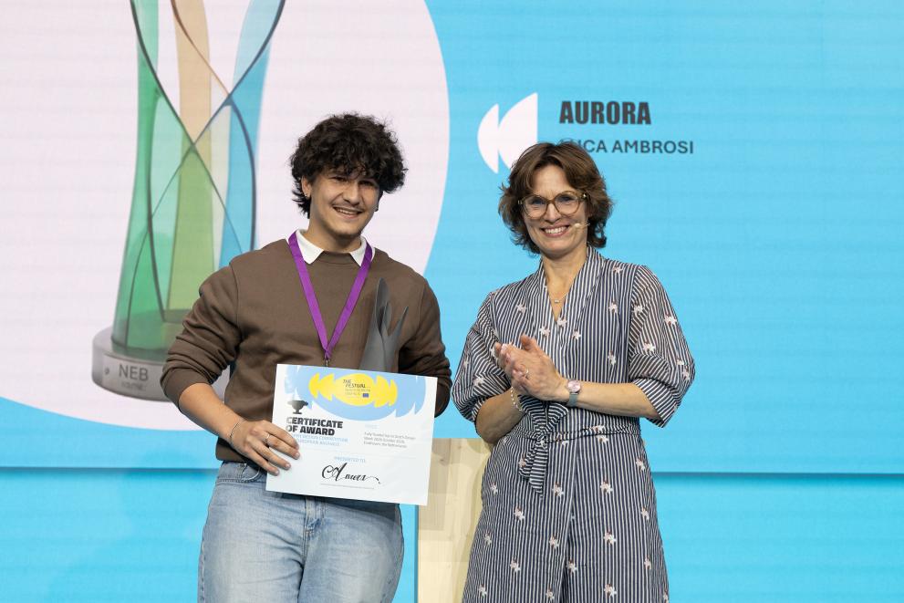 Luca Ambrosi receiving the trophy design award