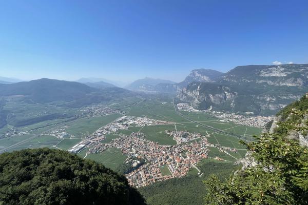 Between mountains: the “Wine Garden” of Europe